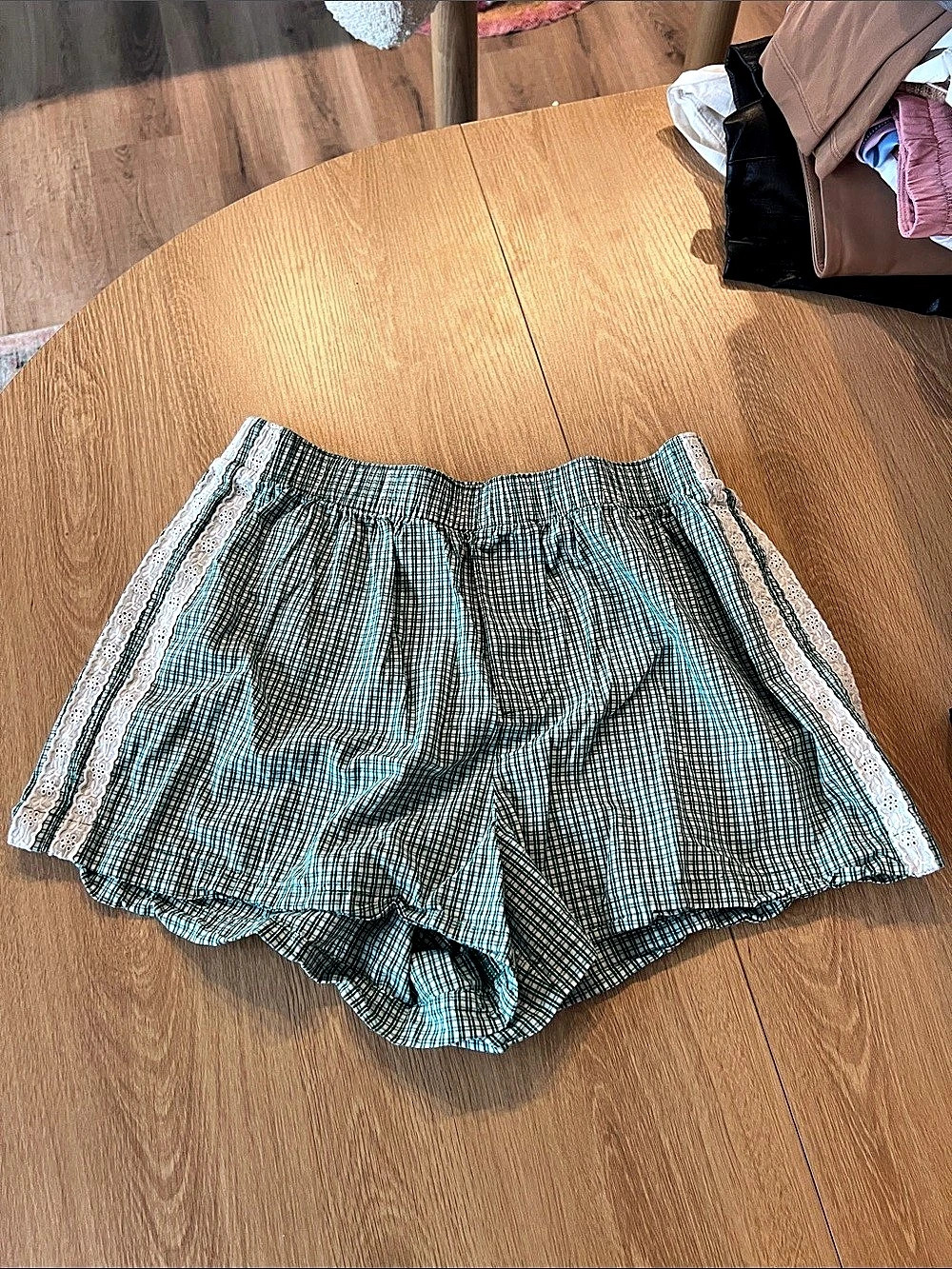 Old Navy Plaid Shorts in Green & White Size Medium